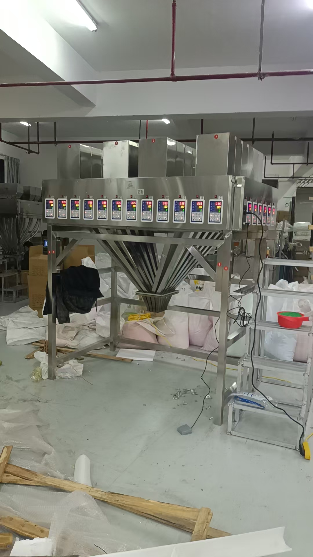 最近义乌那边的客户定制了10台拼豆颗粒盒装24头分装机案例