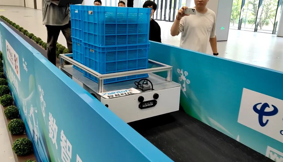 智易時代機器人亮相2025年首屆智慧農業創新大賽