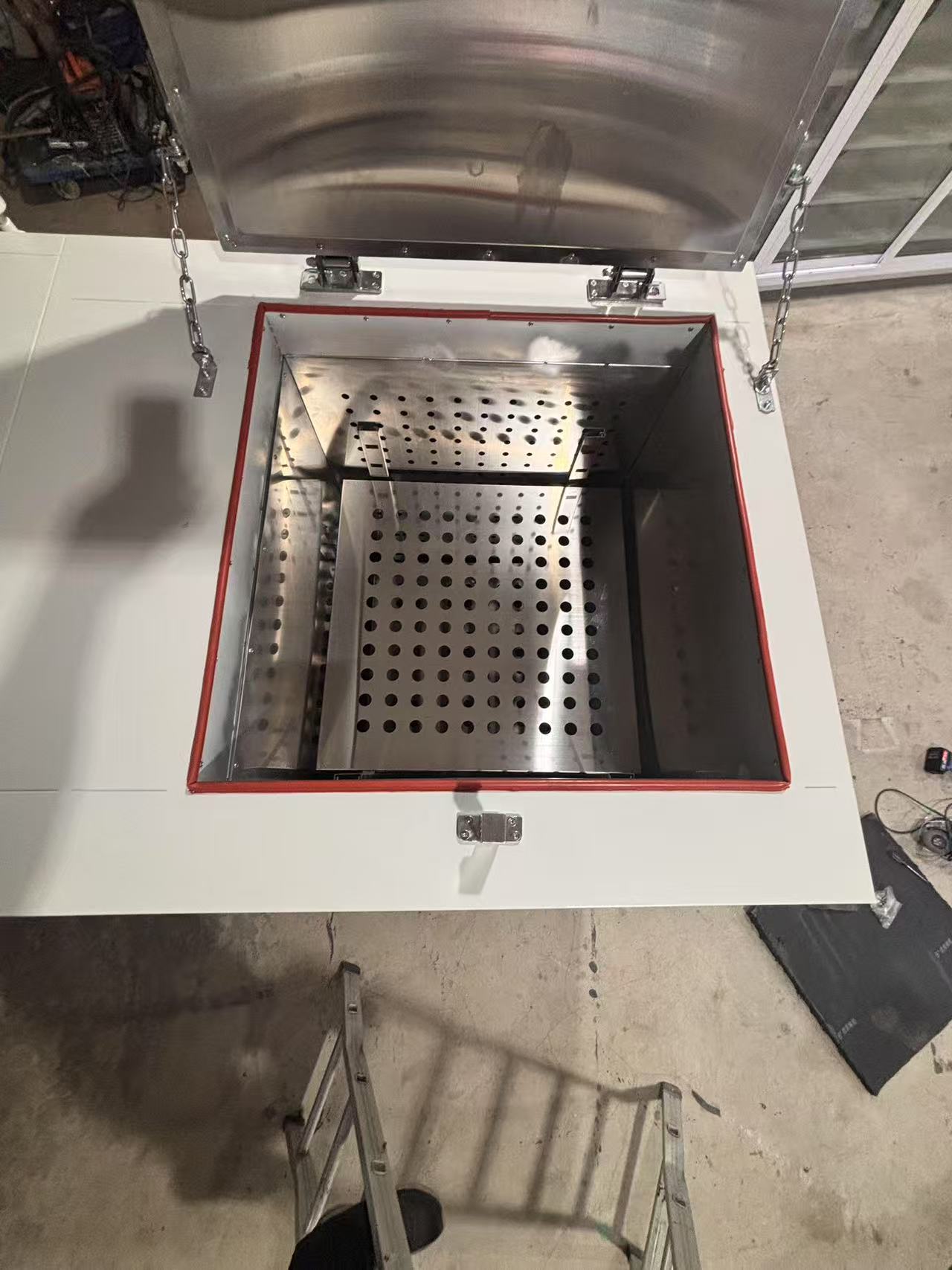 出货一台卧式焊条烘箱