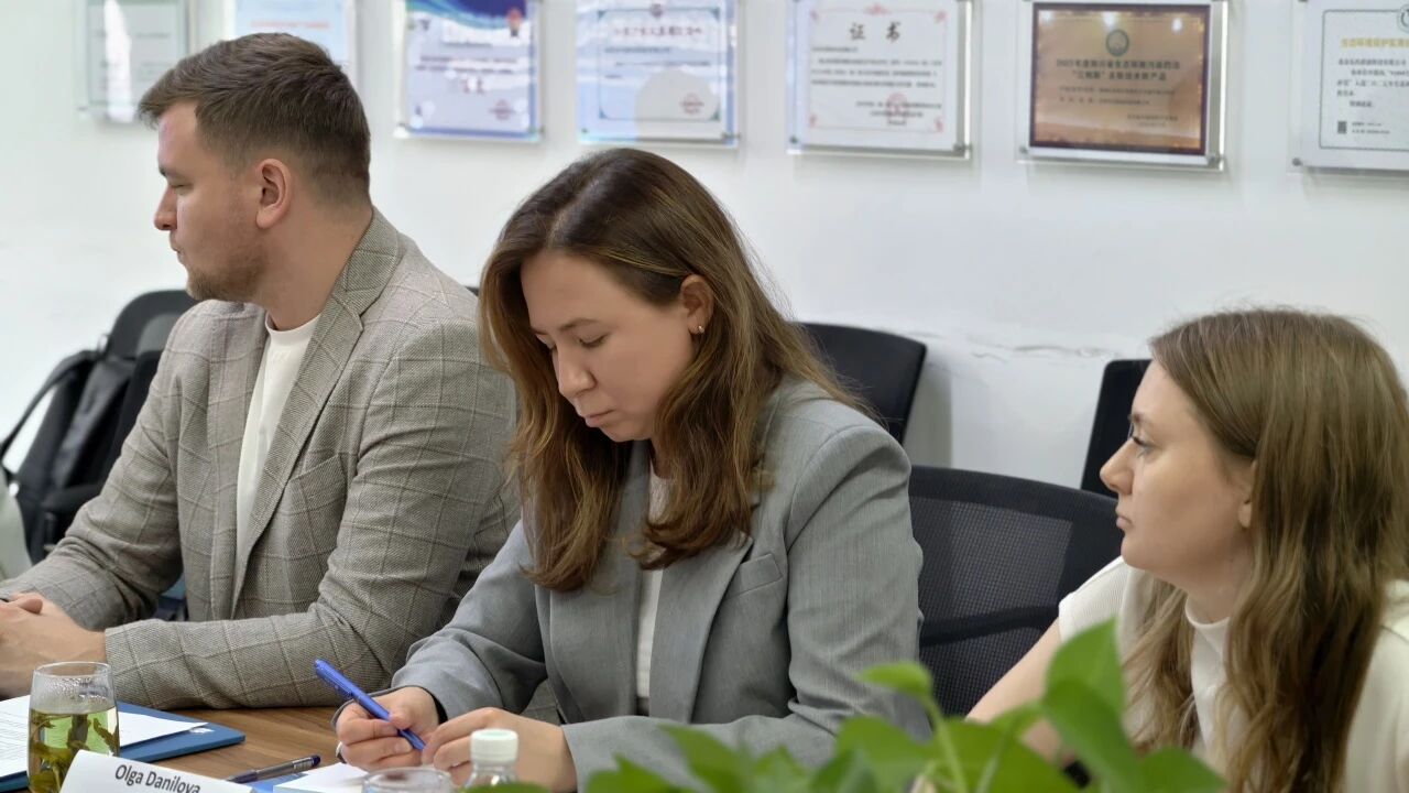 俄罗斯生态工业政策中心研究院使团莅临乐氏集团，深化生态环境监测技术交流